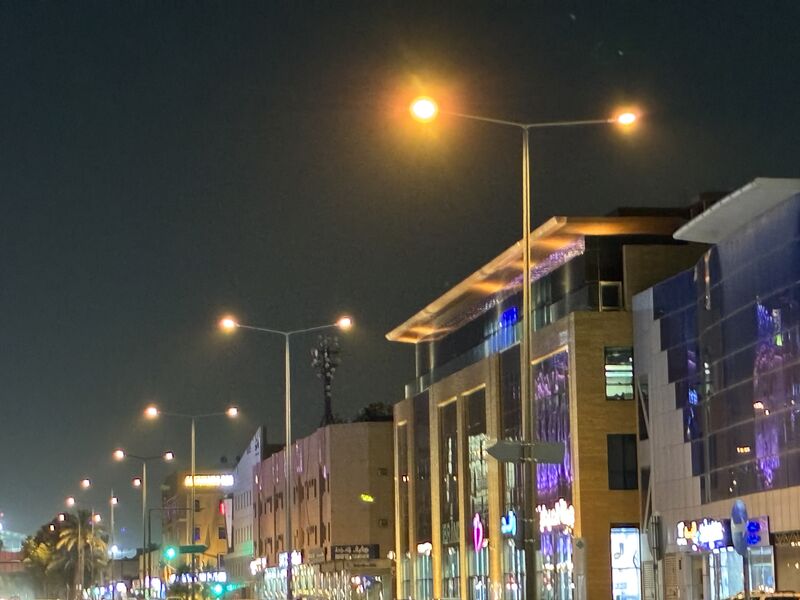 Culoarea mai albă și lumina mai albăstruie îi fac adesea pe oameni să se simtă „mai răcori”.